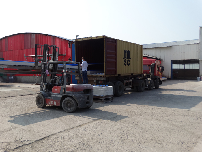 菱鎂瓦裝車(chē)