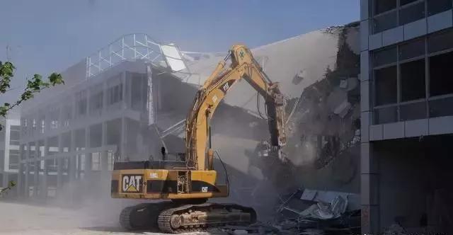 整頓大棚房成了一刀切的代名詞，斷水?dāng)嚯姶u瓦不留，拆成了荒蕪！