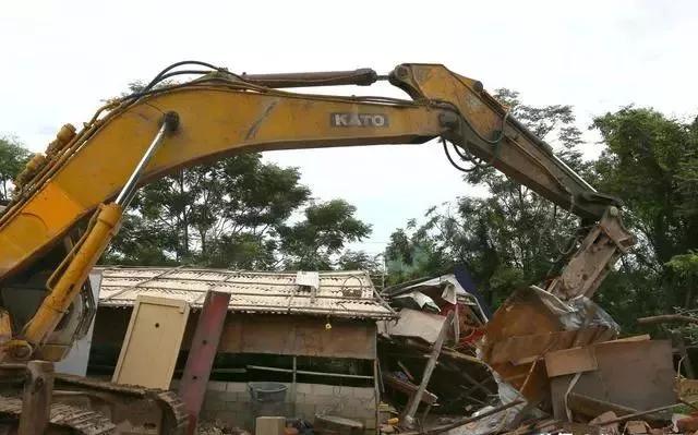 整頓大棚房成了一刀切的代名詞，斷水?dāng)嚯姶u瓦不留，拆成了荒蕪！